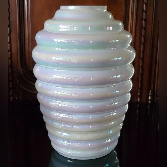Vntg🤍Large 13" Crisp White Opalescent Irredescent Blown Beehive Glass Vase - Picture 3 of 15